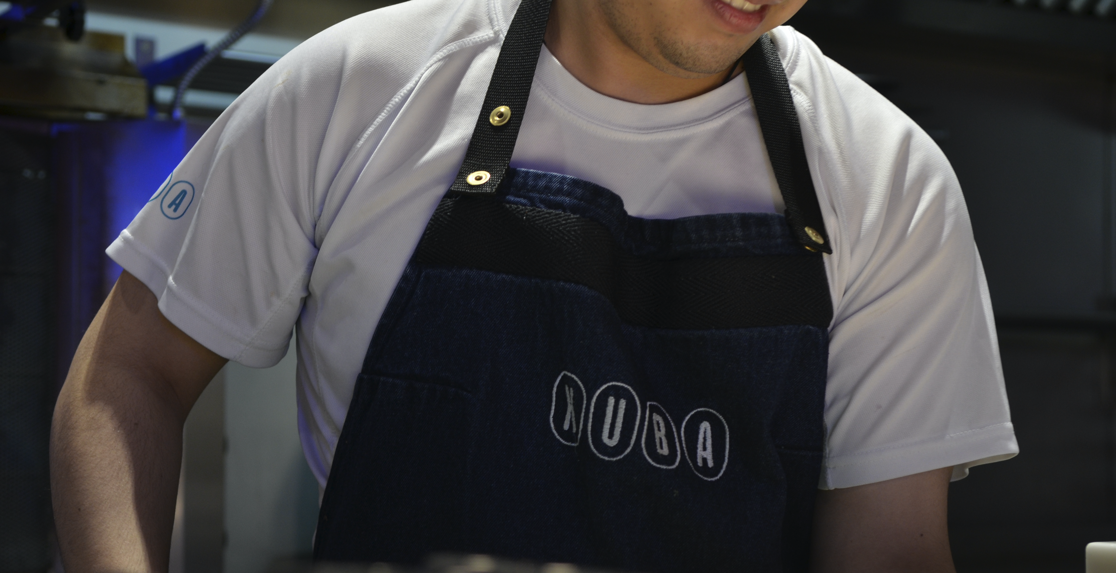 <span><span>Imagen de un cocinero del restaurant XUBA, con un delantal de cocina con la imagen corporativa del restaurante de tacos XUBA. Dise&ntilde;ado por el estudio esiete de branding y comunicaci&oacute;n.</span></span>